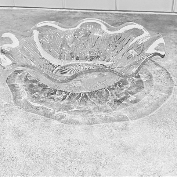 Vintage Depression Glass Jeannette Glass Iris Herringbone Ruffled Bowl - Picture 3 of 8